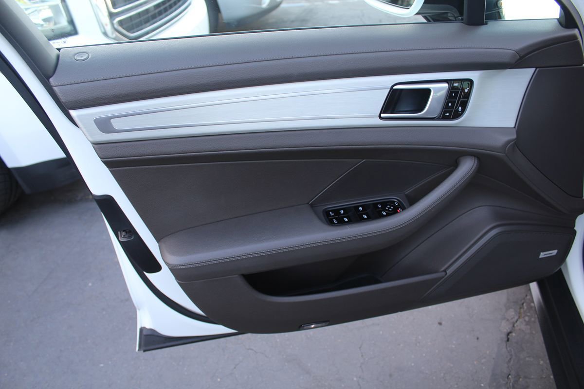 Used 2018 Porsche Panamera 4 image 15