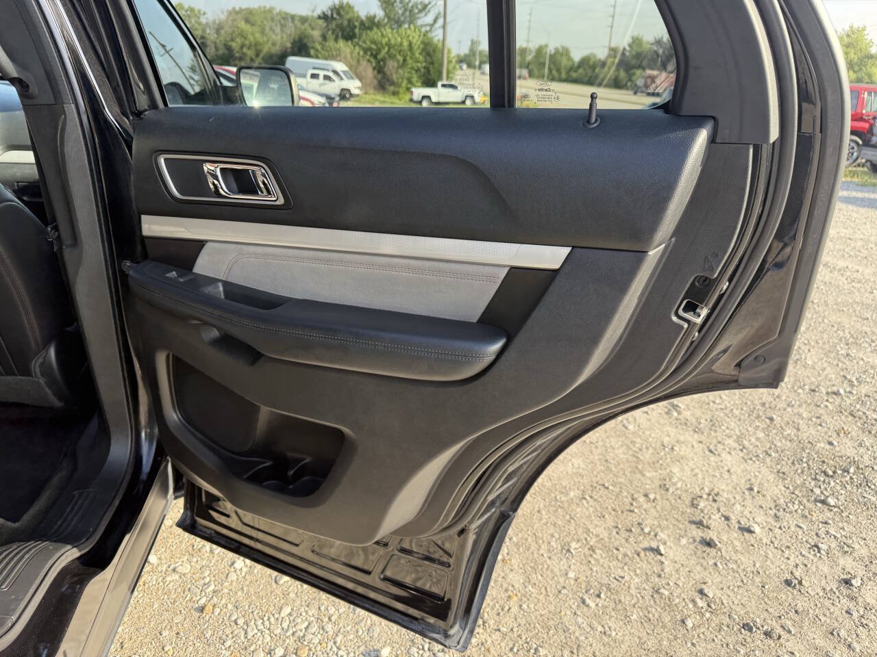 Used 2017 Ford Explorer XLT w/ Equipment Group 202A AWD/4WD image 15