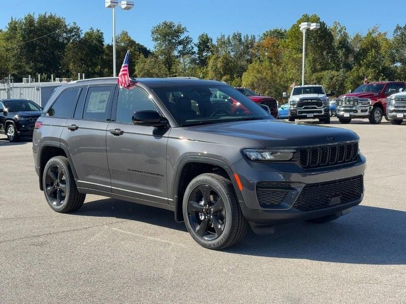 New 2025 Jeep Grand Cherokee Altitude w/ MOPAR Finishing Package AWD/4WD video 2