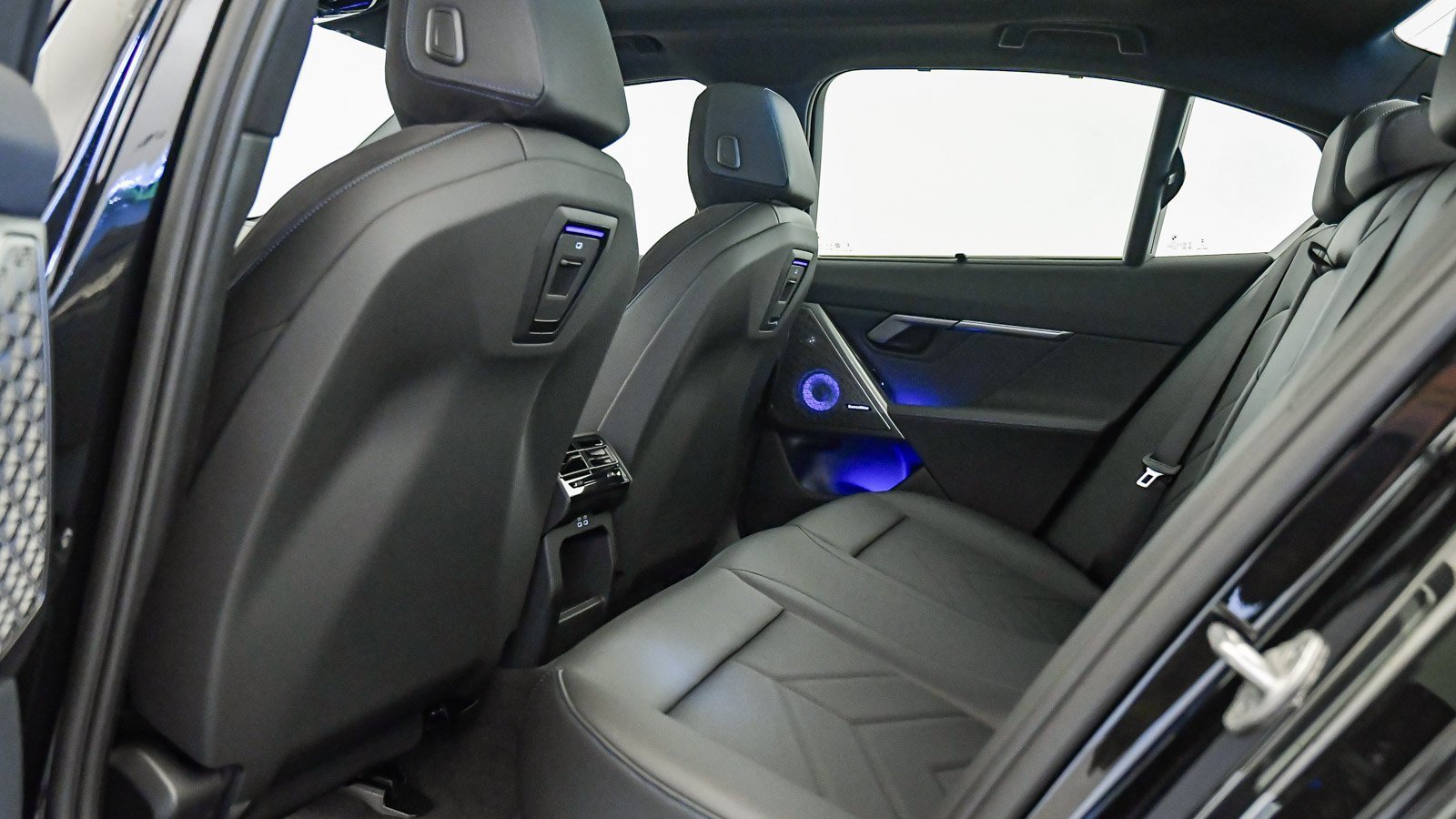 New 2026 BMW 550e xDrive w/ Executive Package image 22