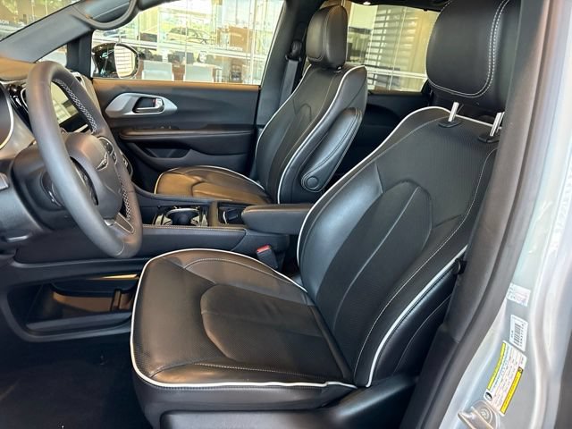Used 2026 Chrysler Pacifica Limited FWD image 11