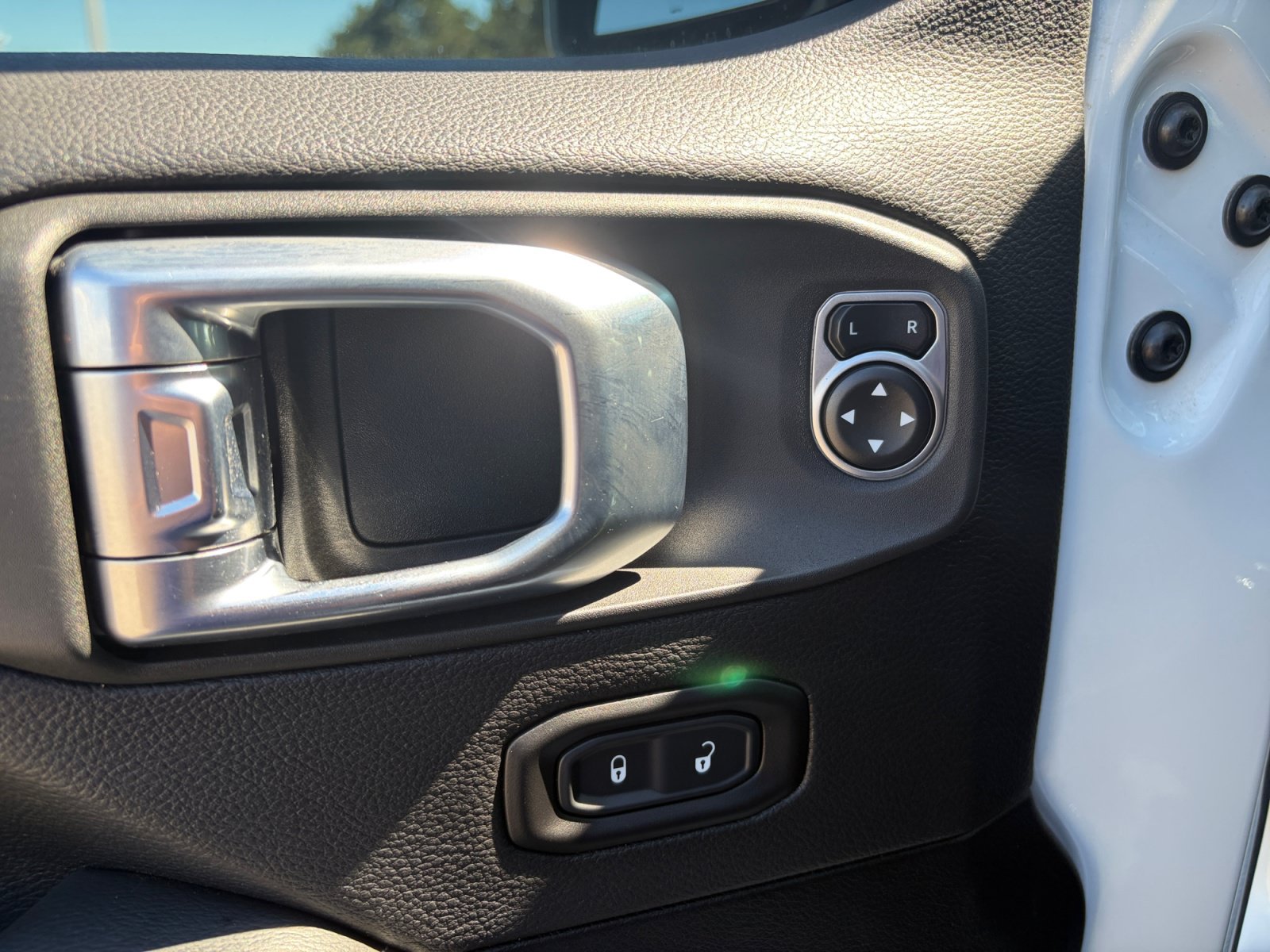 Used 2020 Jeep Gladiator Overland AWD/4WD image 16