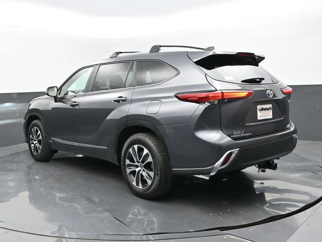 Used 2023 Toyota Highlander XLE AWD/4WD image 3