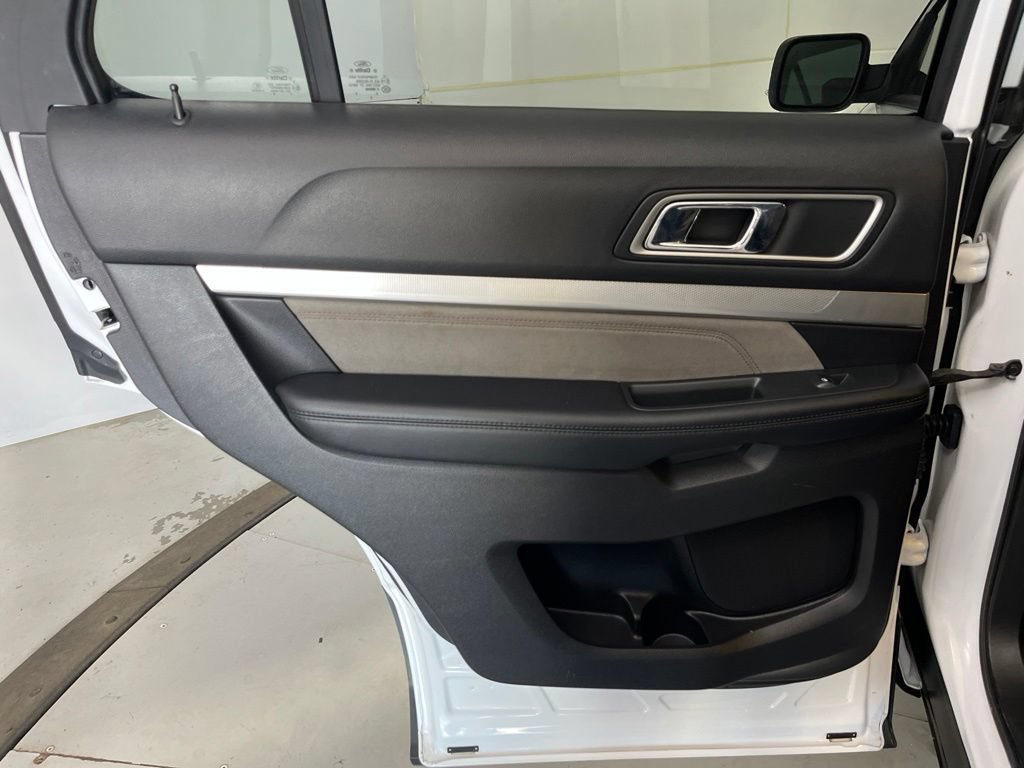 Used 2017 Ford Explorer XLT w/ Equipment Group 202A AWD/4WD image 27