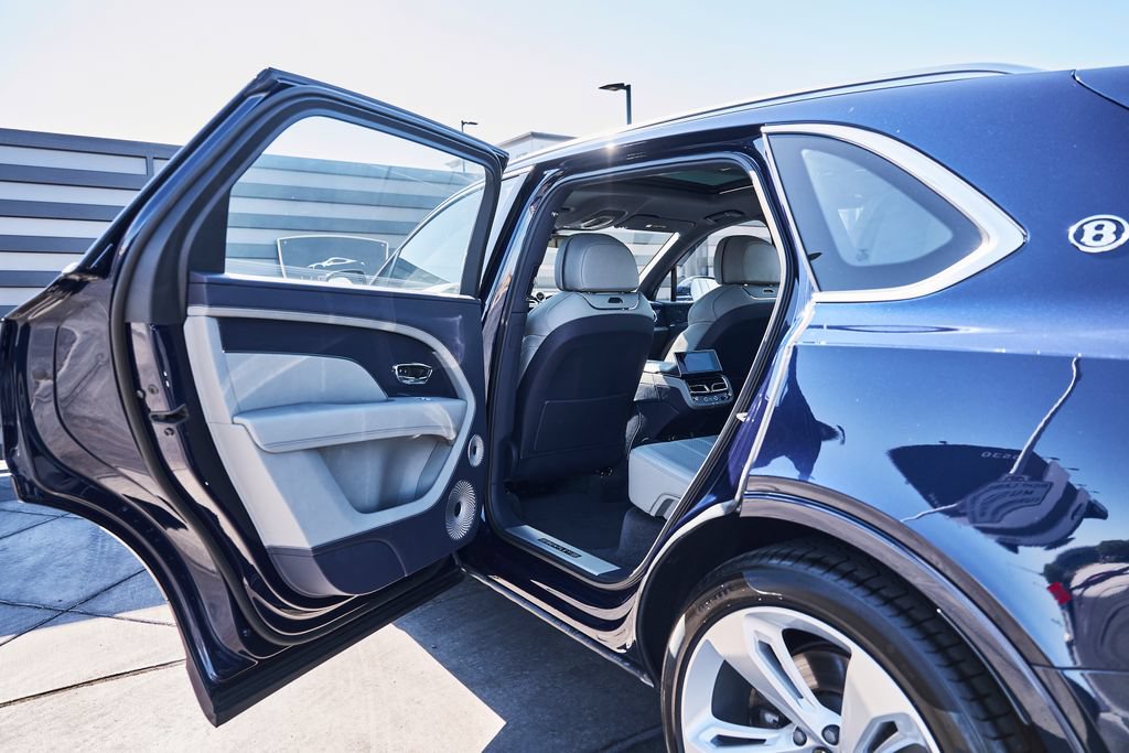 Used 2025 Bentley Bentayga Extended Wheelbase AWD/4WD image 27