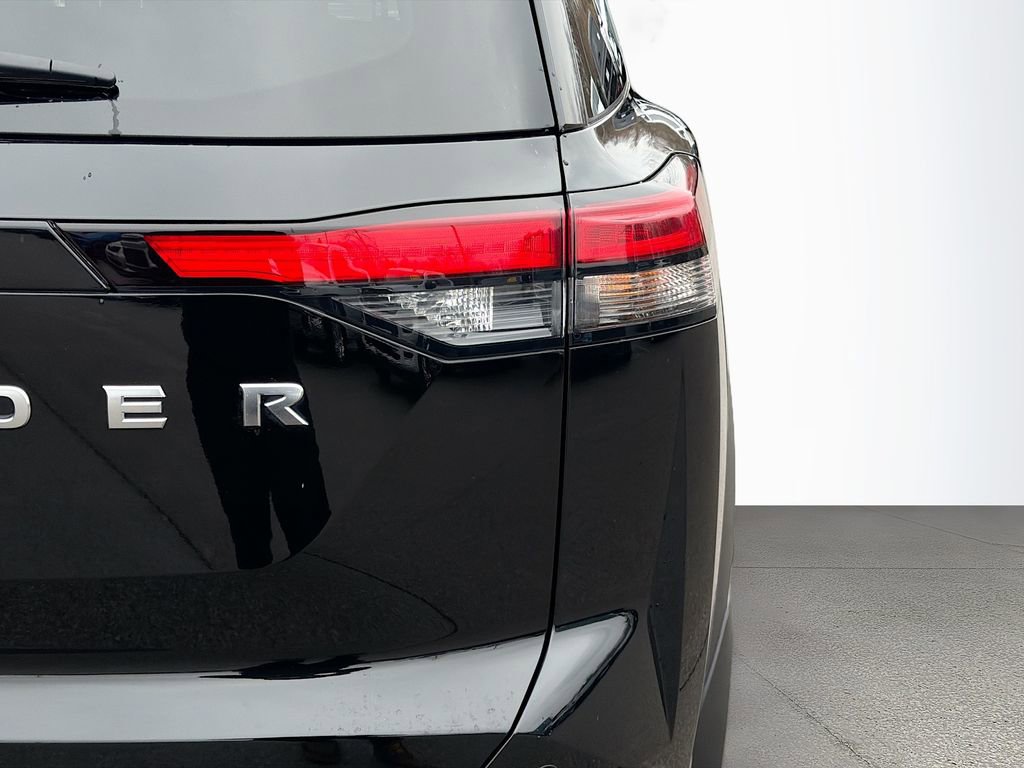 Used 2024 Nissan Pathfinder S image 11