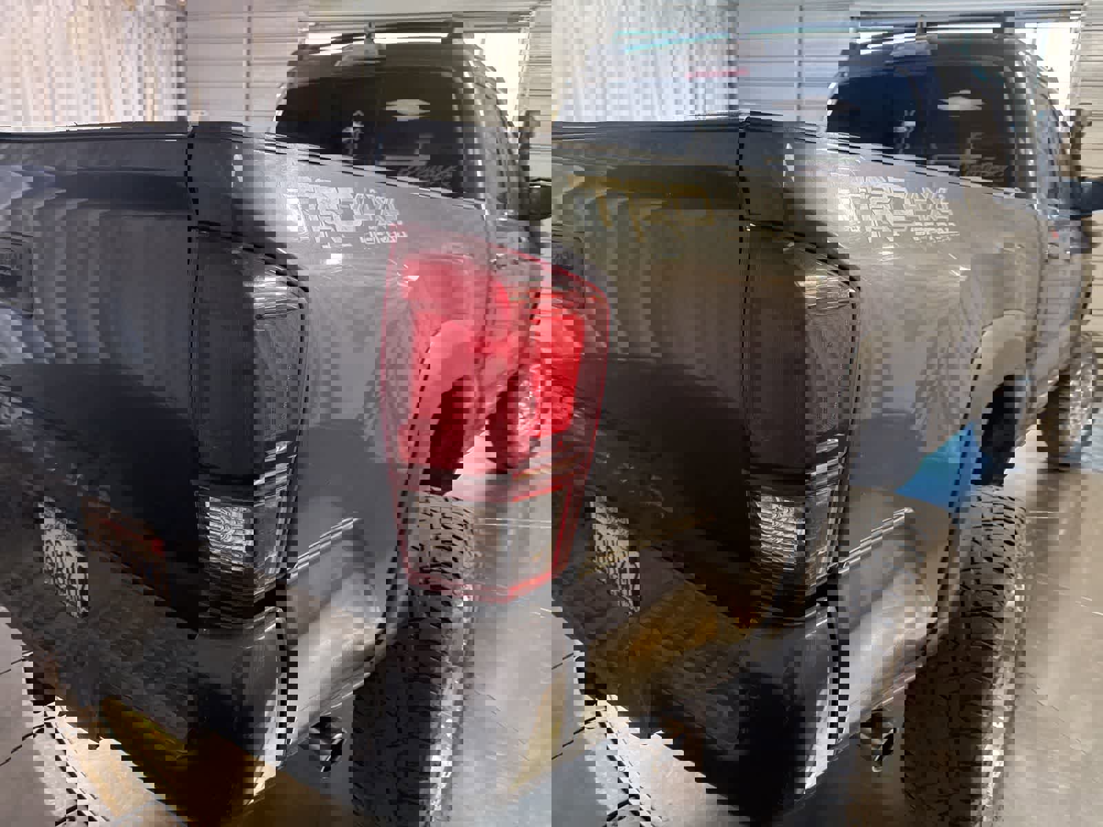 Used 2018 Toyota Tacoma TRD Off-Road w/ Technology Package image 10