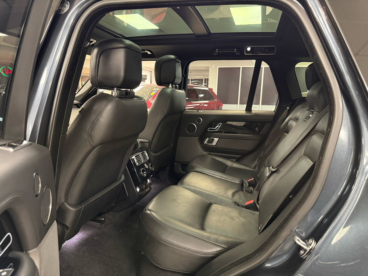 Used 2019 Land Rover Range Rover HSE image 33