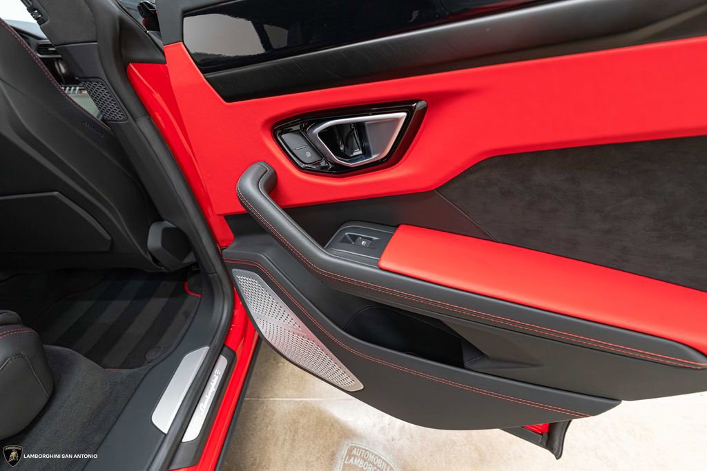 Used 2022 Lamborghini Urus AWD/4WD image 31