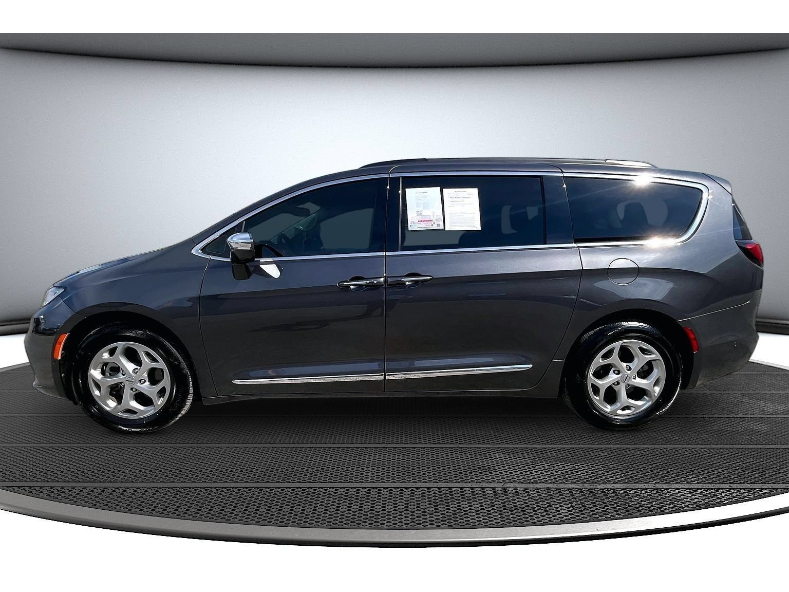 Used 2022 Chrysler Pacifica Limited FWD image 17