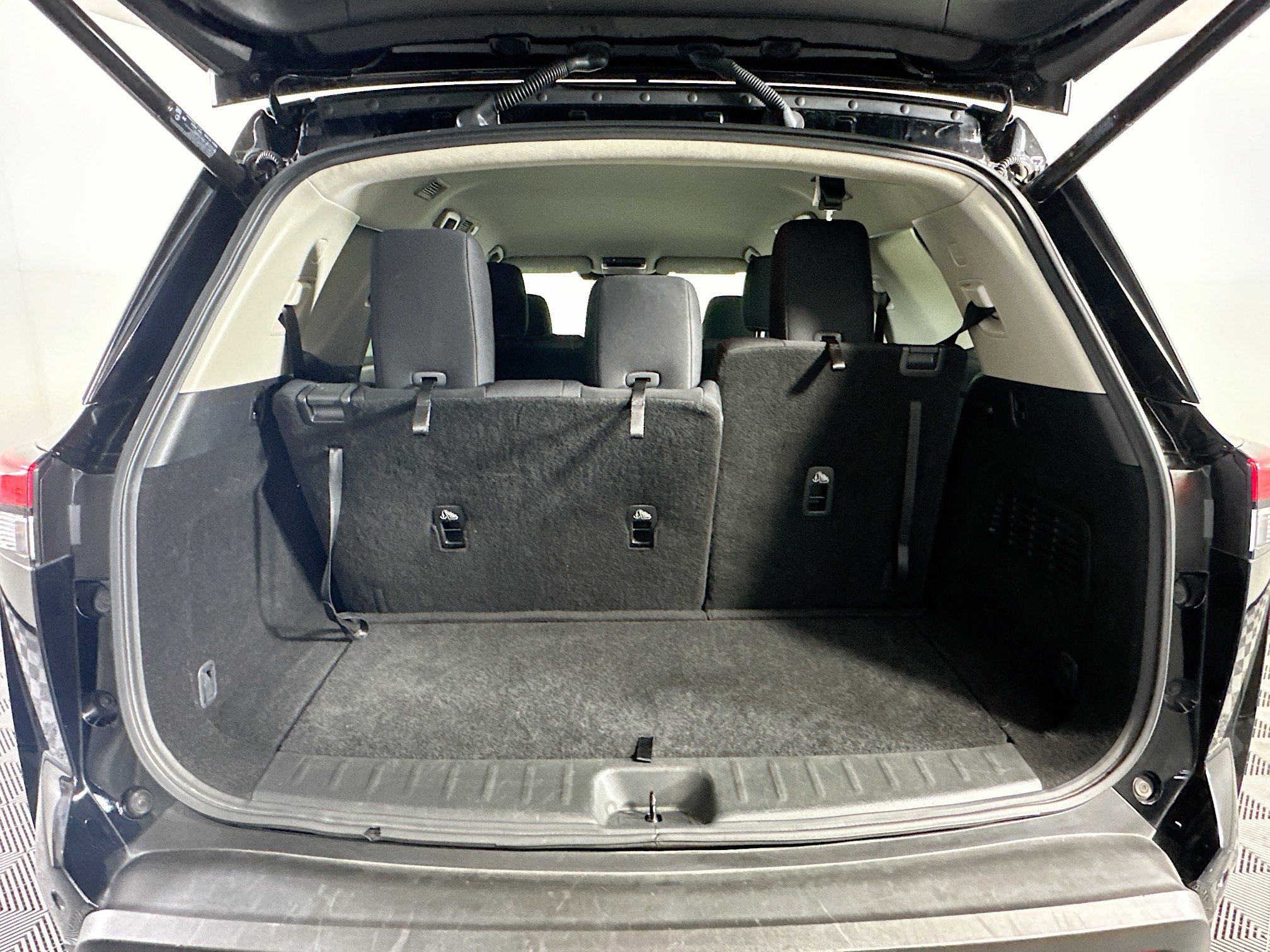 Used 2025 Nissan Pathfinder SV image 30