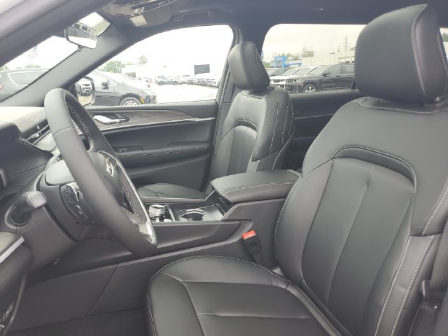 New 2026 Jeep Grand Cherokee L Limited w/ Limited Altitude Package AWD/4WD image 18