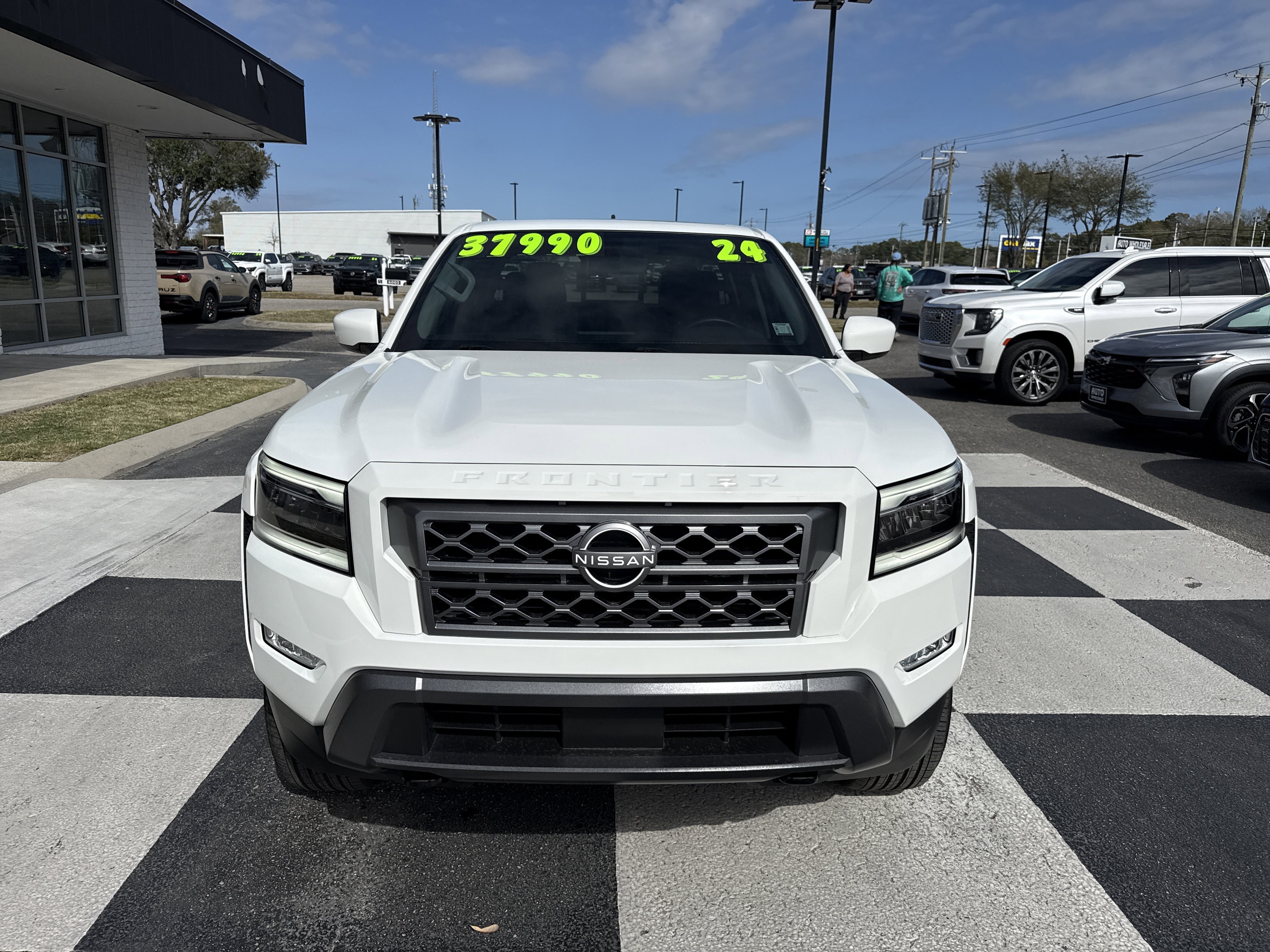 Used 2024 Nissan Frontier SL w/ Technology Package AWD/4WD image 2