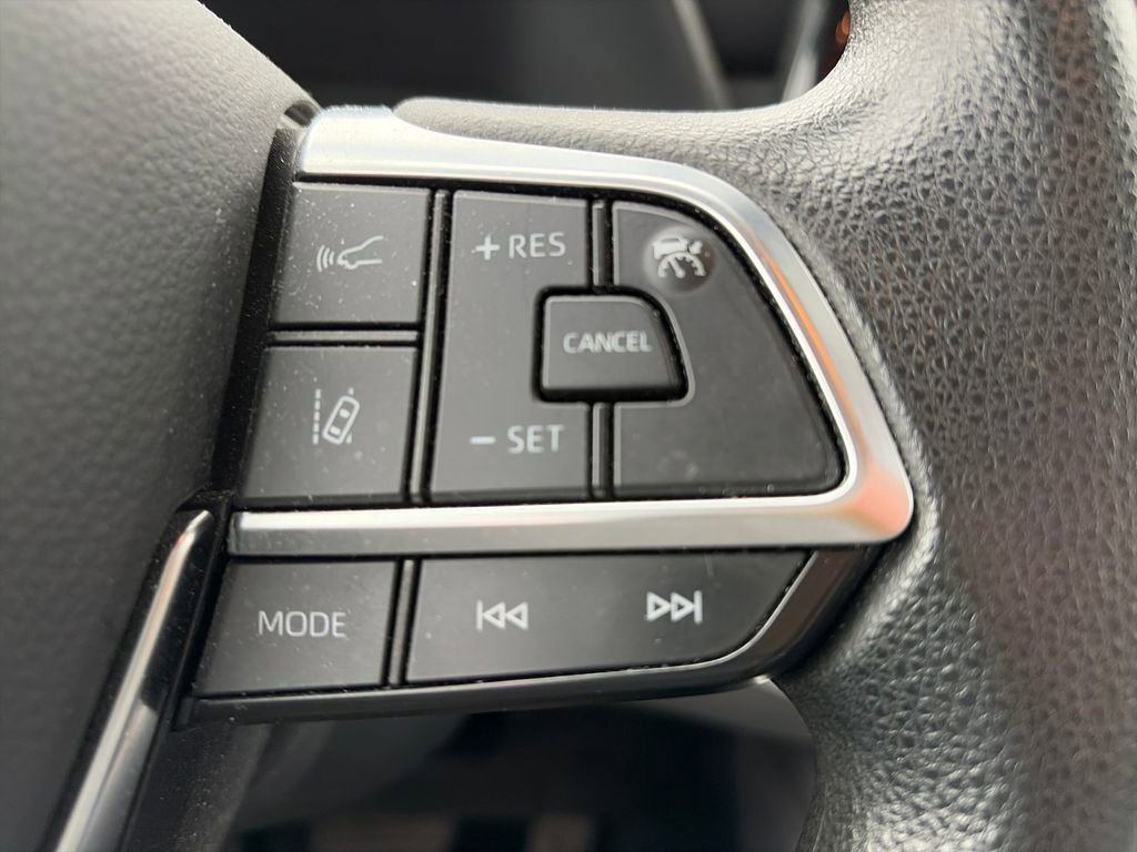 Used 2020 Toyota Highlander L FWD image 13