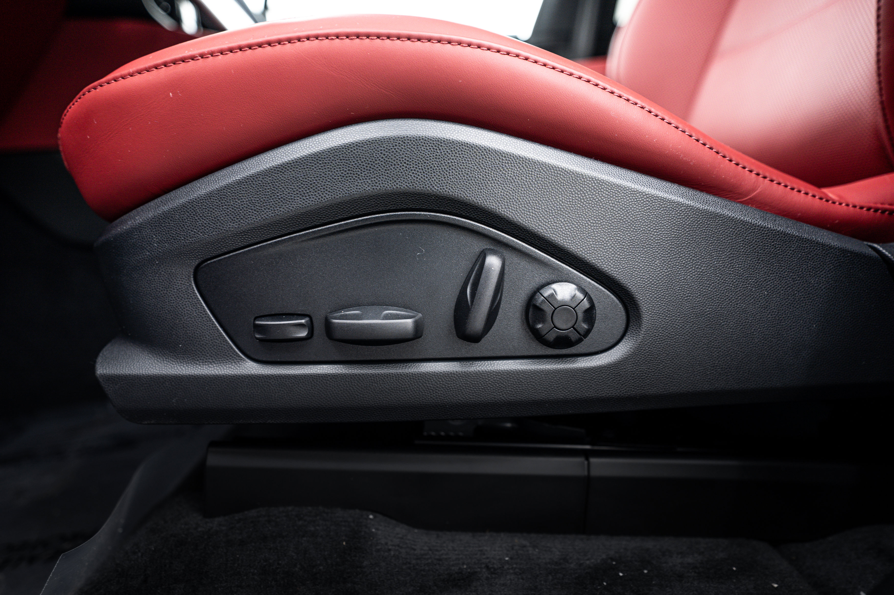 New 2025 Porsche Macan 4S Electric image 18