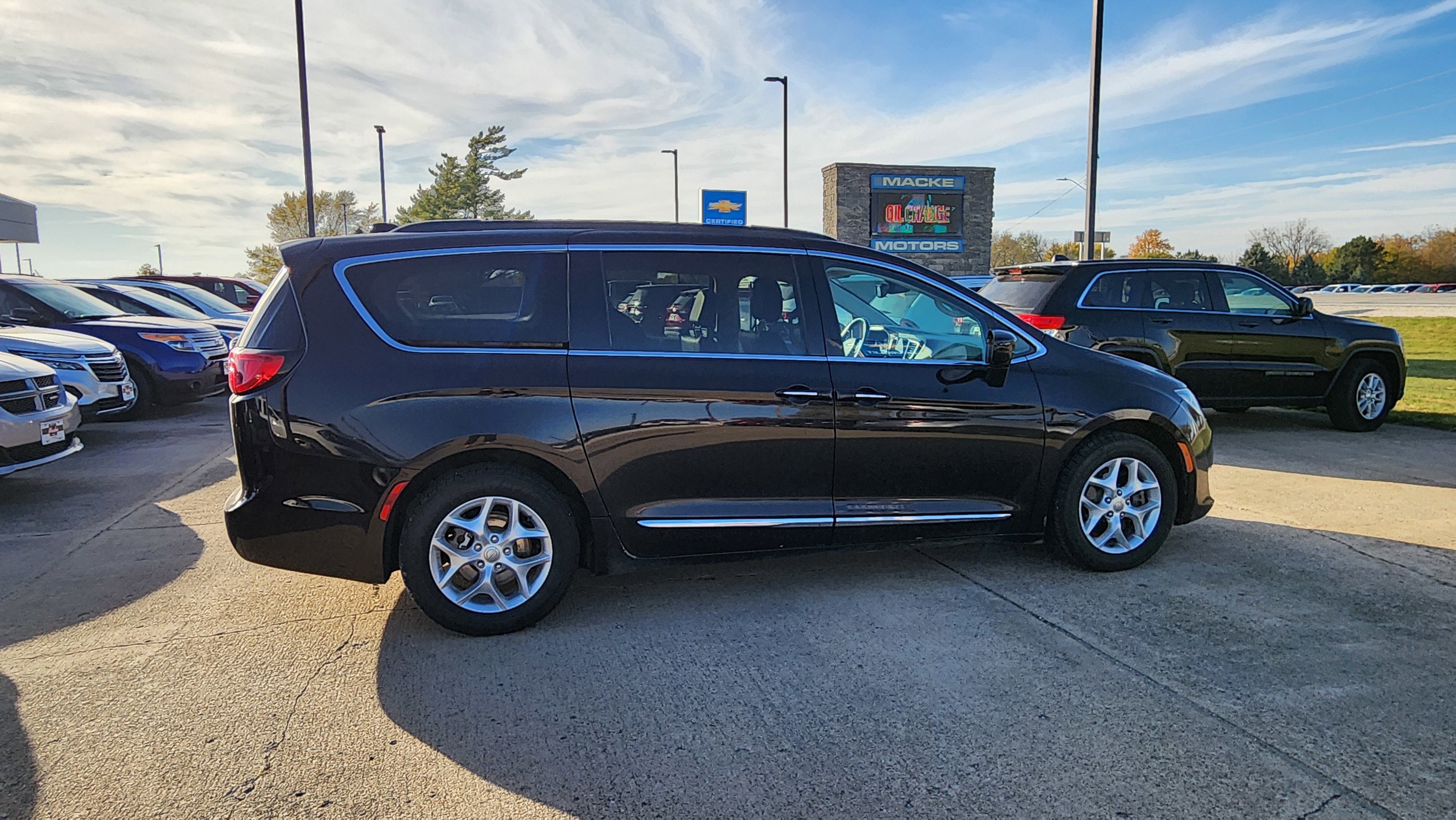Used 2017 Chrysler Pacifica Touring-L w/ Tire & Wheel Group image 4