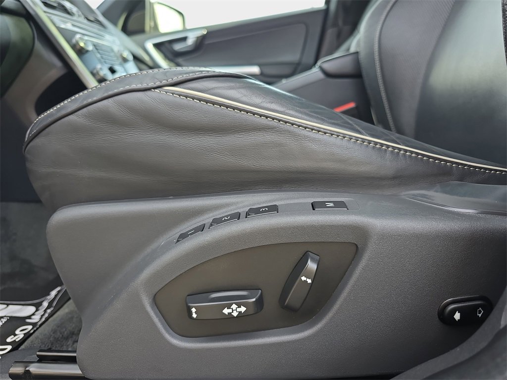 Used 2017 Volvo XC60 T6 R-Design w/ Climate Package image 33