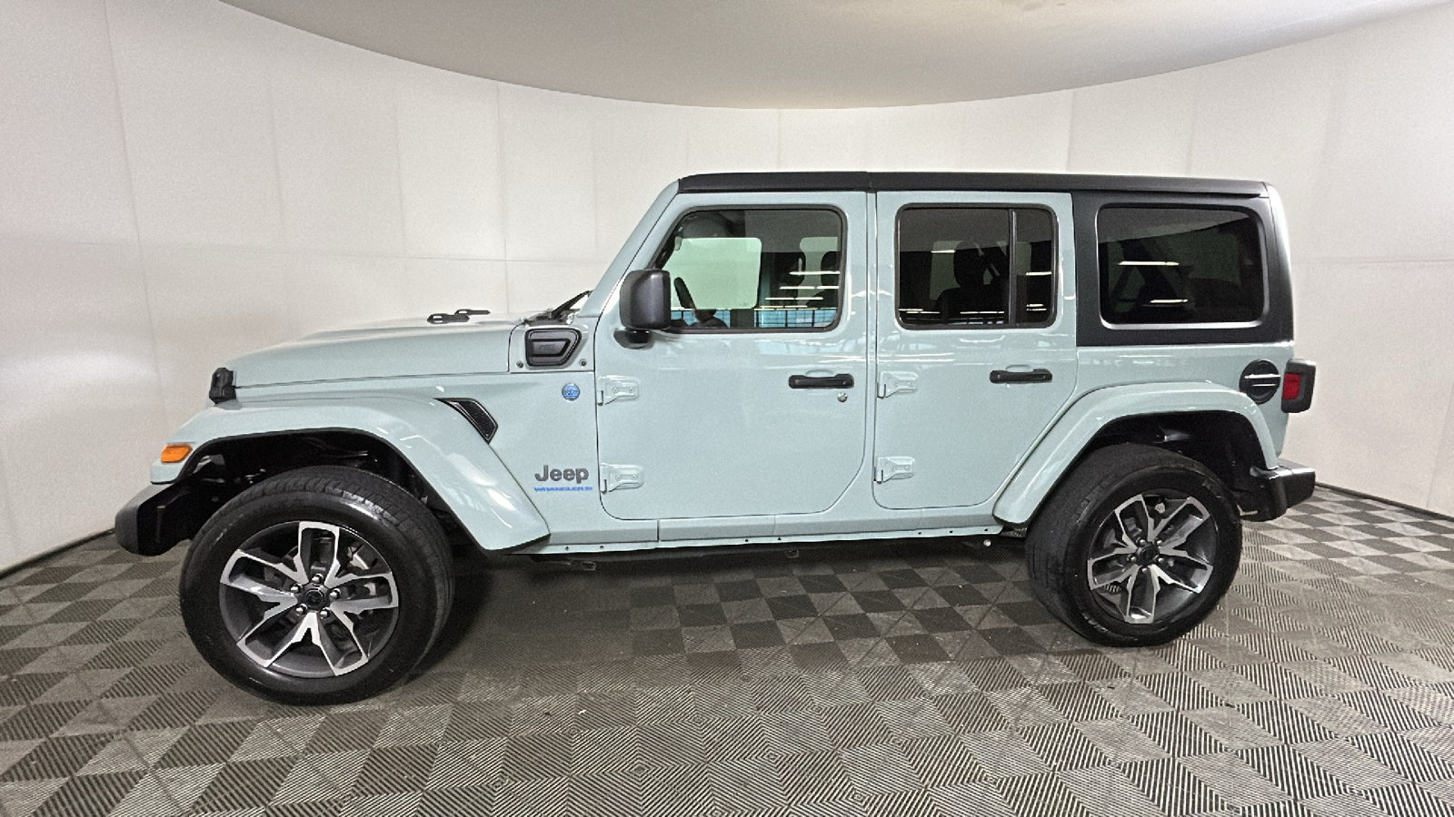 Used 2024 Jeep Wrangler Unlimited w/ Convenience Group AWD/4WD image 7