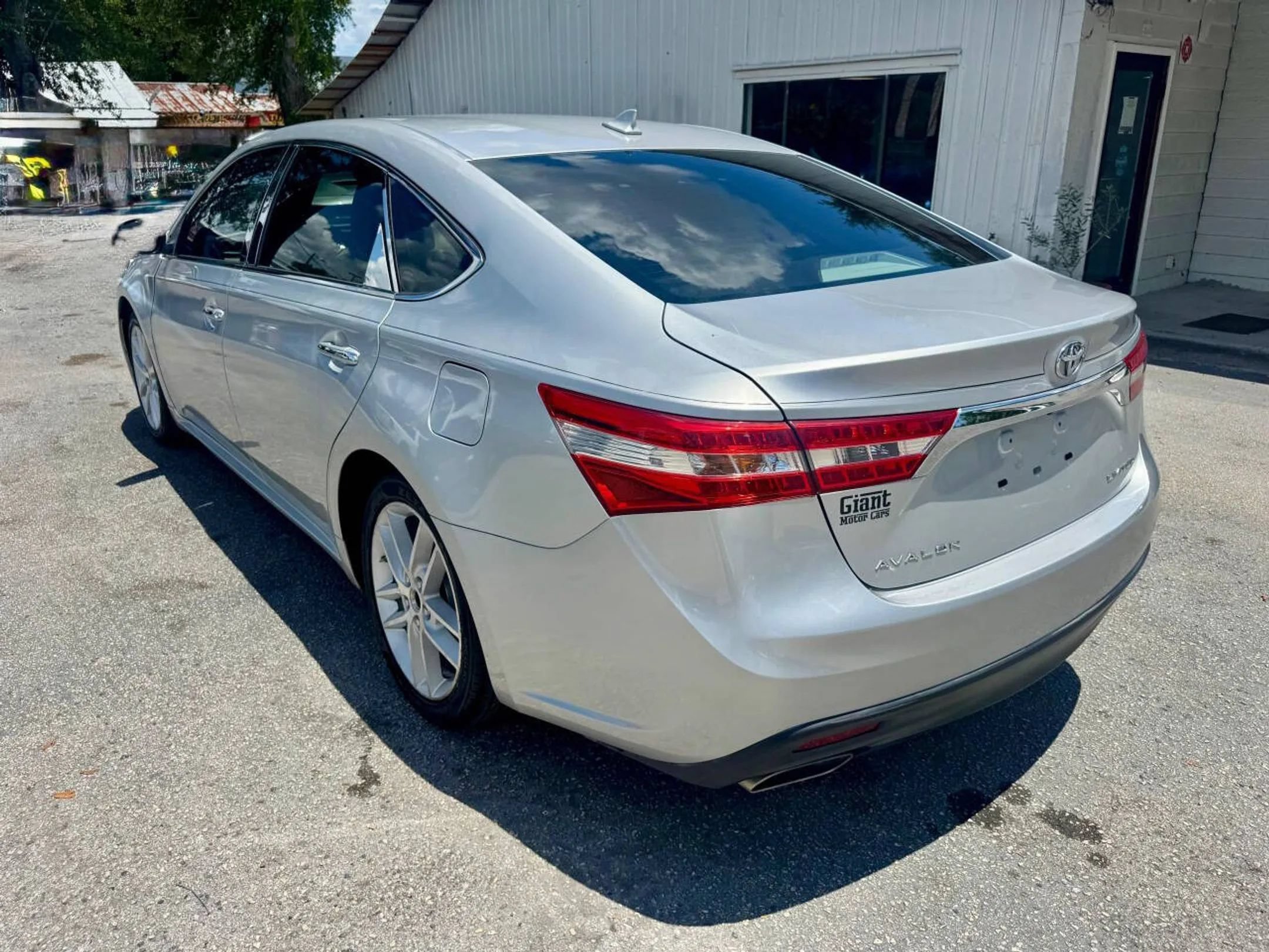 Used 2014 Toyota Avalon Limited w/ Technology Package FWD image 5
