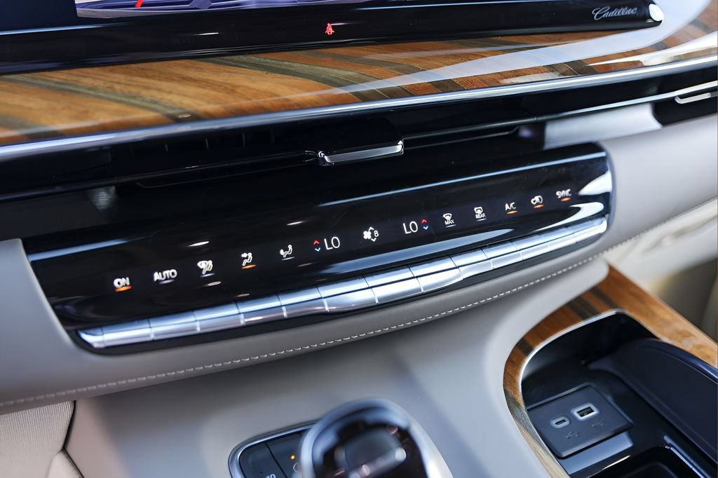 Certified 2024 Cadillac Escalade Premium Luxury Platinum AWD/4WD image 18