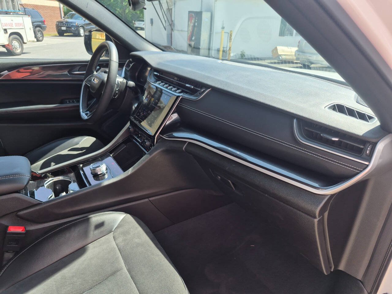 Used 2023 Jeep Grand Cherokee Altitude AWD/4WD image 12
