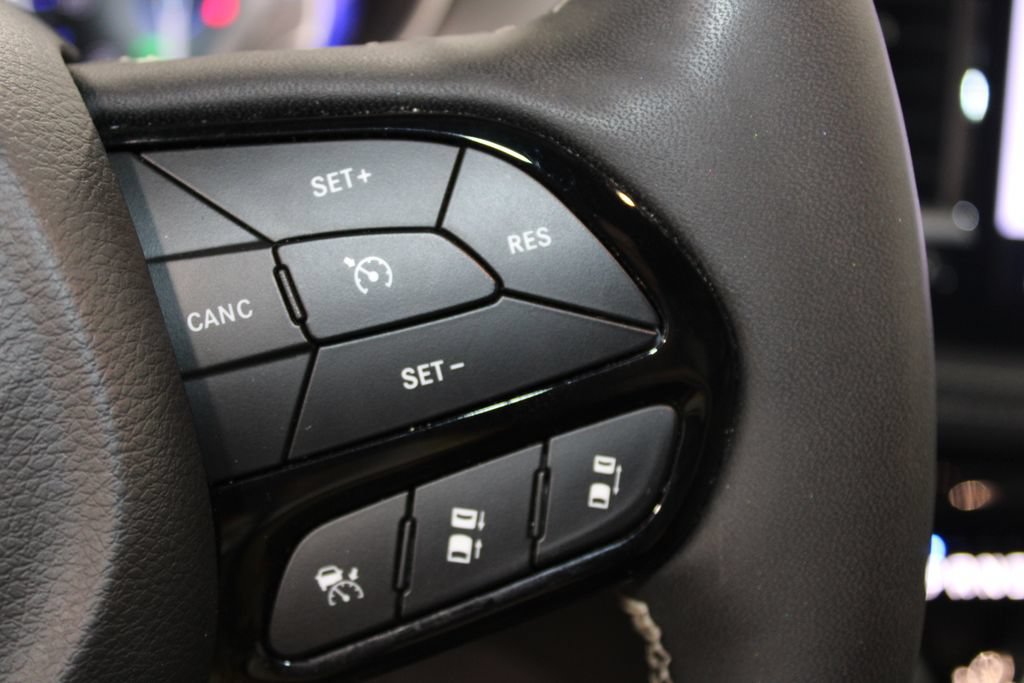 Used 2025 Chrysler Pacifica Limited FWD image 33