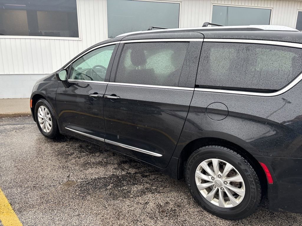 Used 2018 Chrysler Pacifica Touring-L FWD image 3