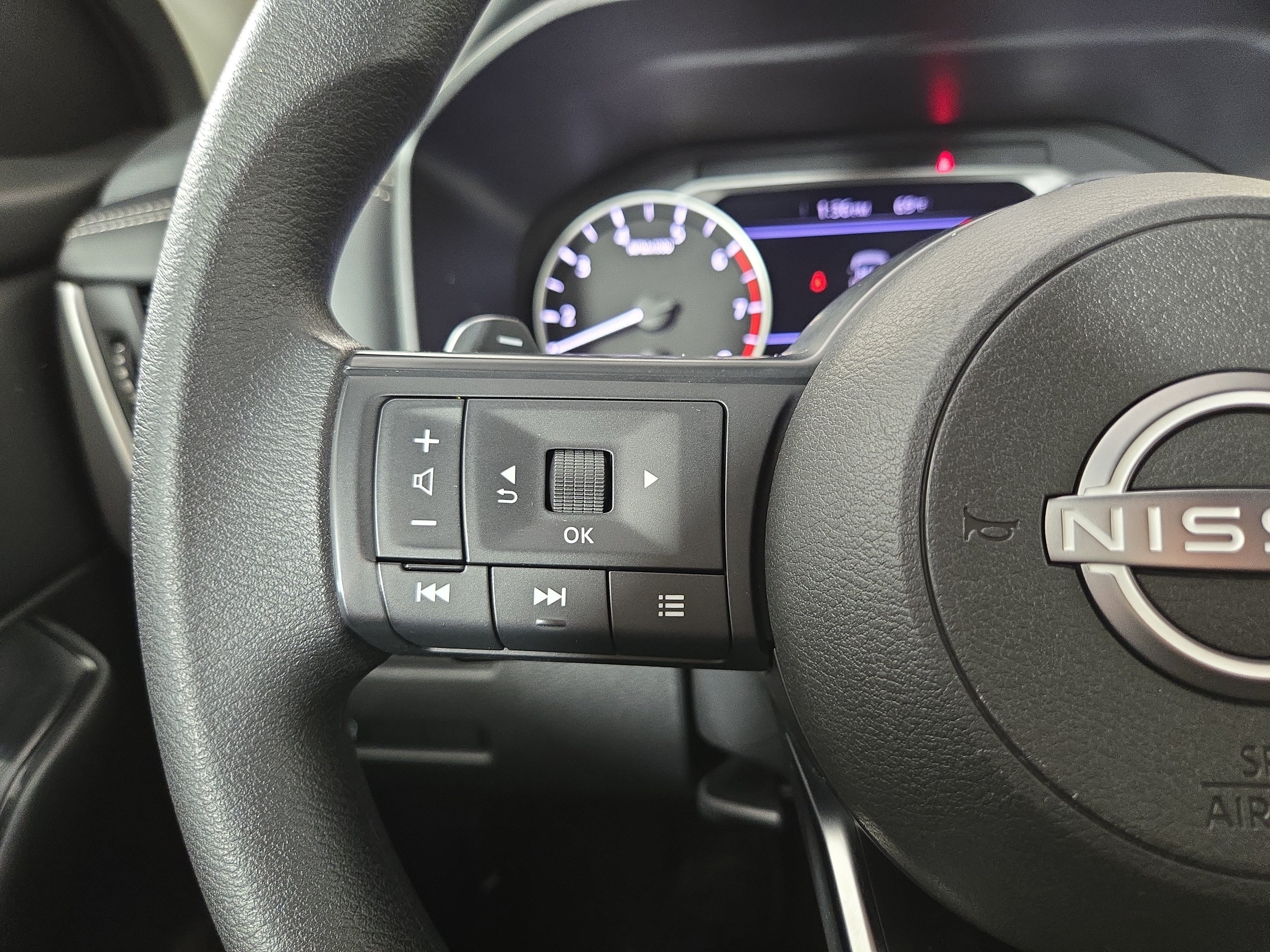 Used 2024 Nissan Rogue S AWD/4WD image 15