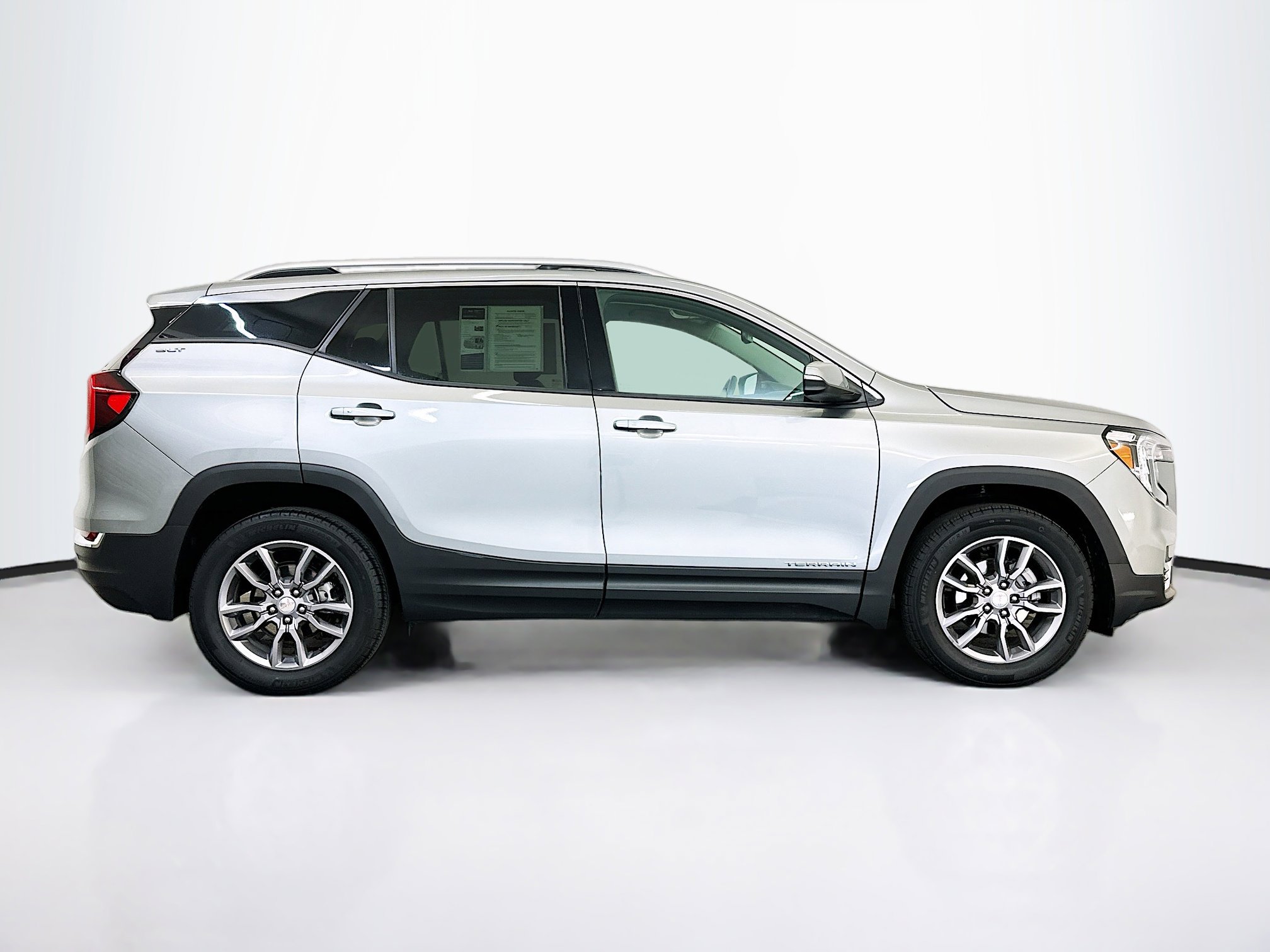 Used 2024 GMC Terrain SLT image 10