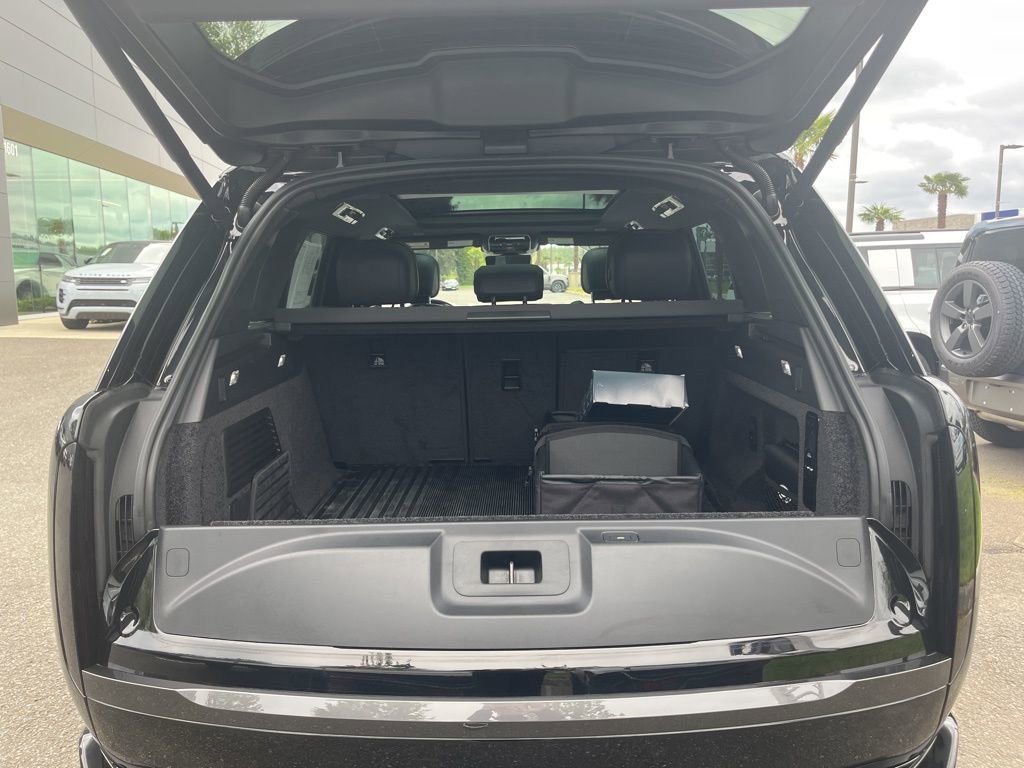 Certified 2025 Land Rover Range Rover SE AWD/4WD image 16