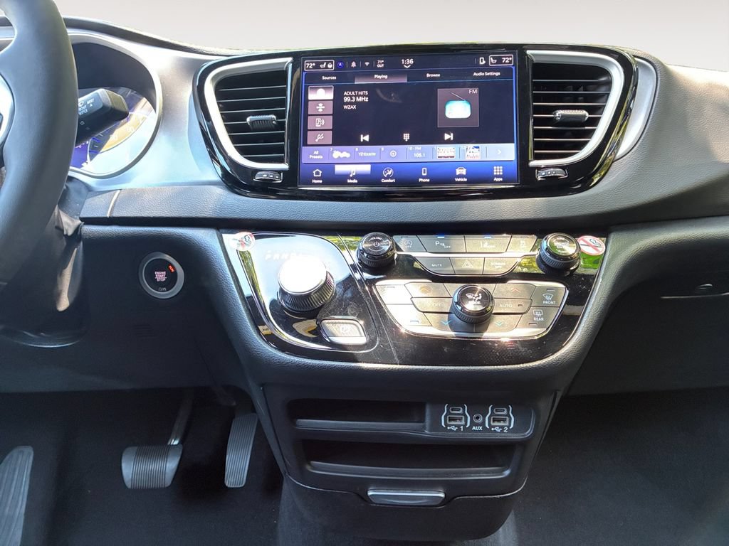 Used 2025 Chrysler Pacifica Select FWD image 11
