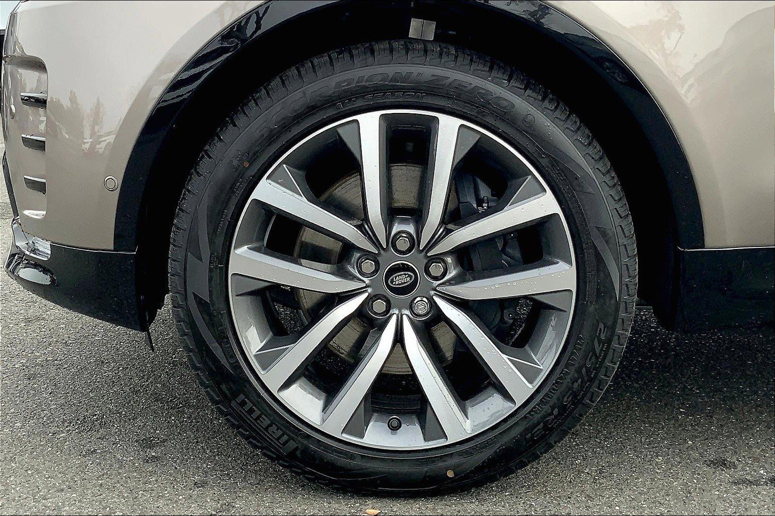 New 2025 Land Rover Discovery Dynamic SE image 13