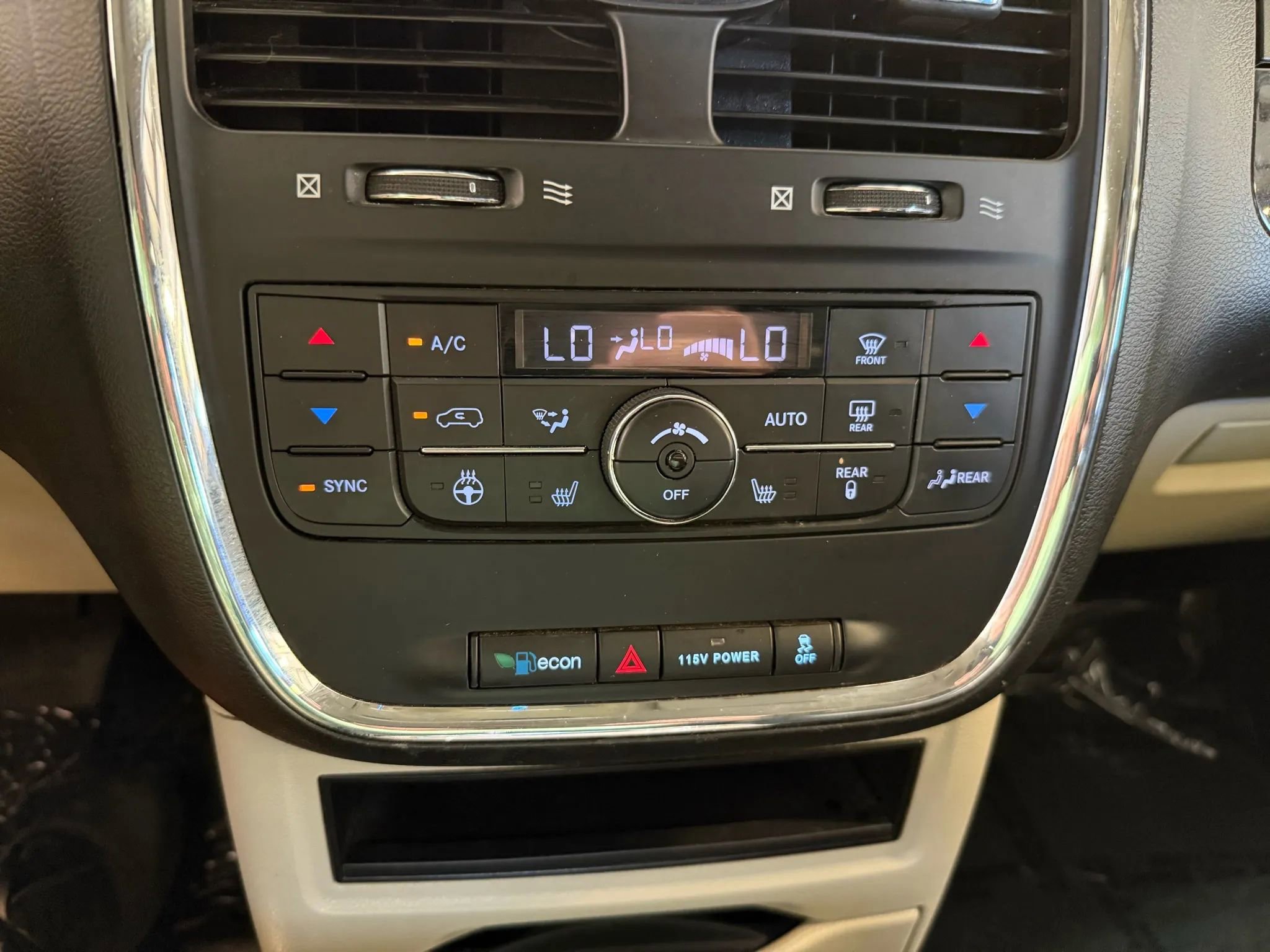 Used 2014 Chrysler Town & Country Touring-L w/ Driver Convenience Group image 16