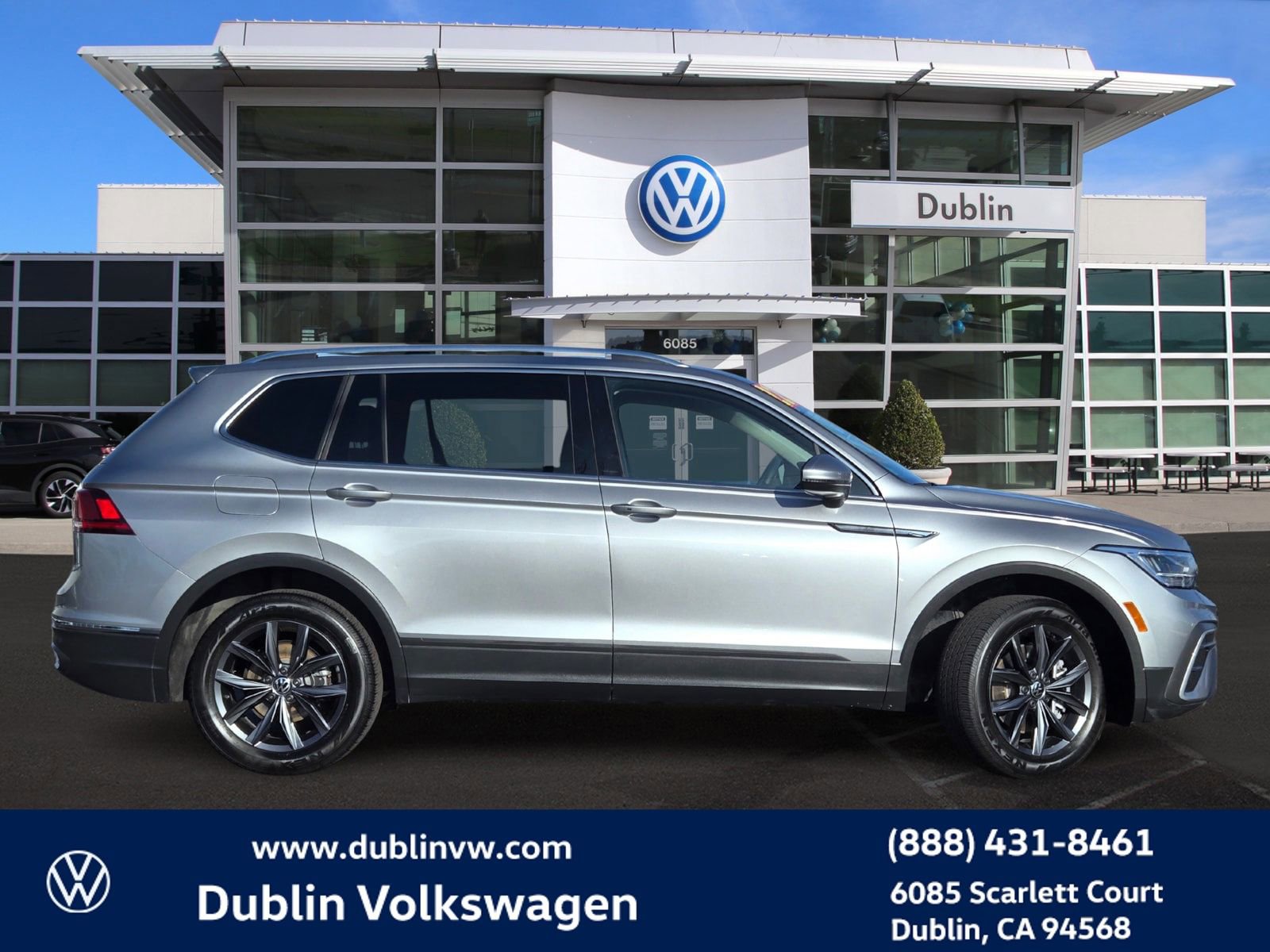 Certified 2022 Volkswagen Tiguan SE w/ Panoramic Sunroof Package image 3