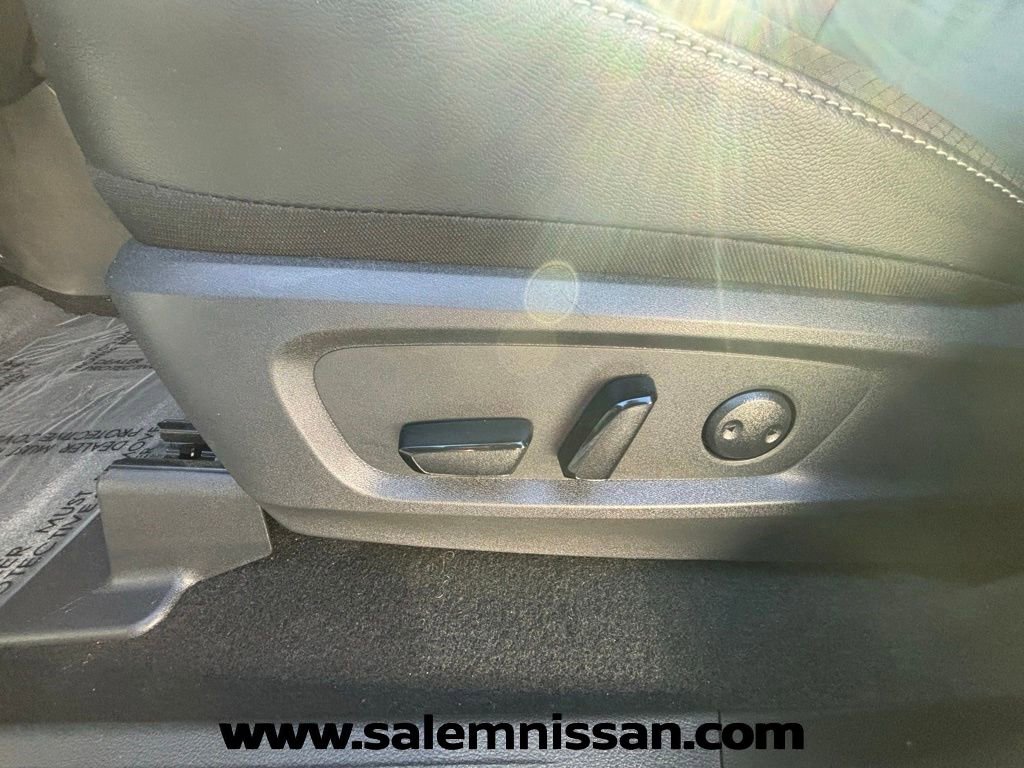 Certified 2025 Nissan Pathfinder SL w/ Lighting Package (N92) image 11