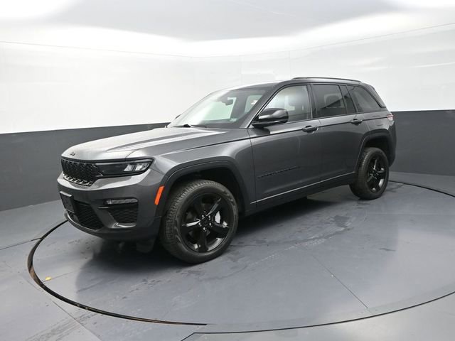 Used 2025 Jeep Grand Cherokee Limited w/ Black Appearance Package AWD/4WD image 3