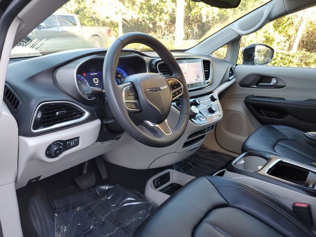 Used 2024 Chrysler Pacifica Touring-L image 19