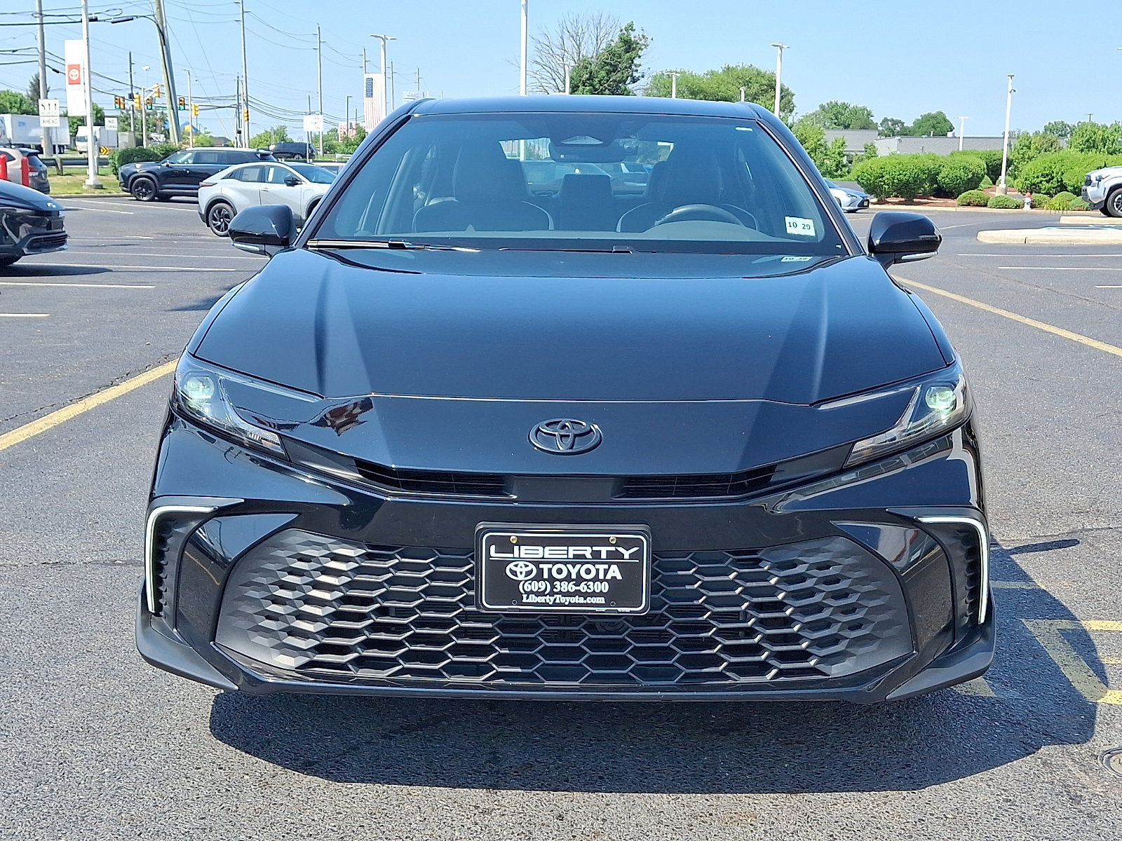 Used 2025 Toyota Camry SE w/ Convenience Package FWD image 2
