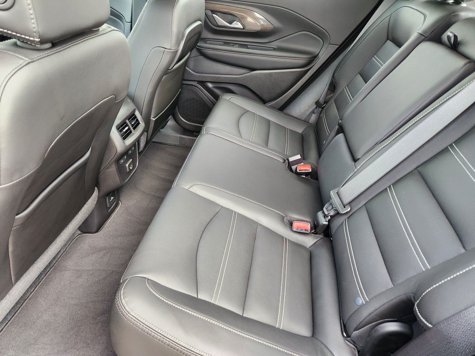 Used 2024 GMC Terrain Denali w/ Denali Premium Package AWD/4WD image 13