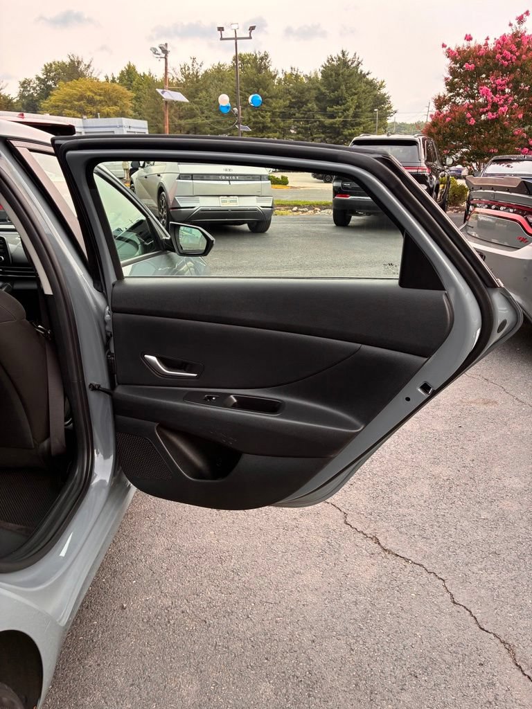 Used 2022 Hyundai Elantra SEL FWD image 19
