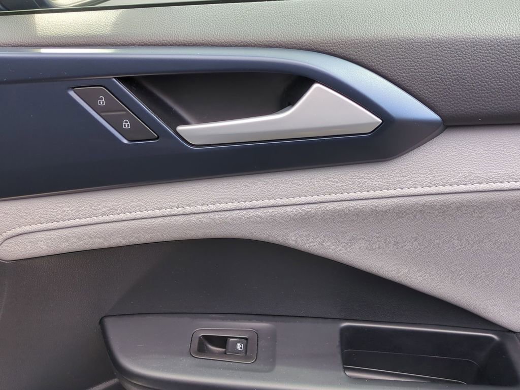 Used 2024 Volkswagen Taos SE image 33