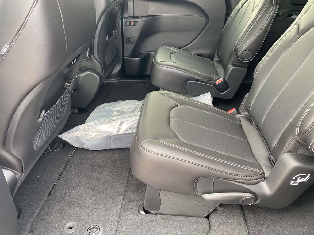 New 2026 Chrysler Pacifica Select image 9