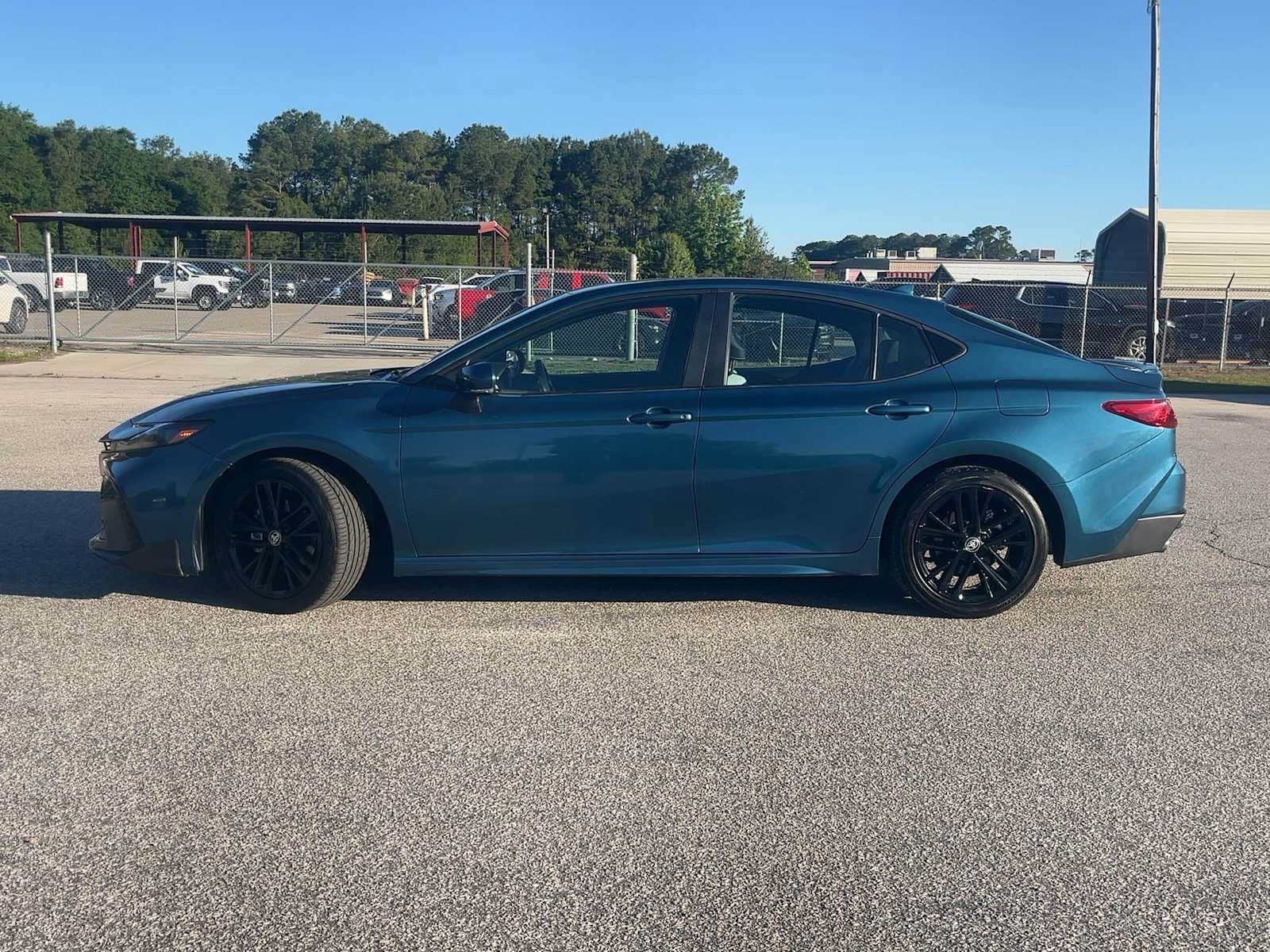 Used 2025 Toyota Camry SE FWD image 3