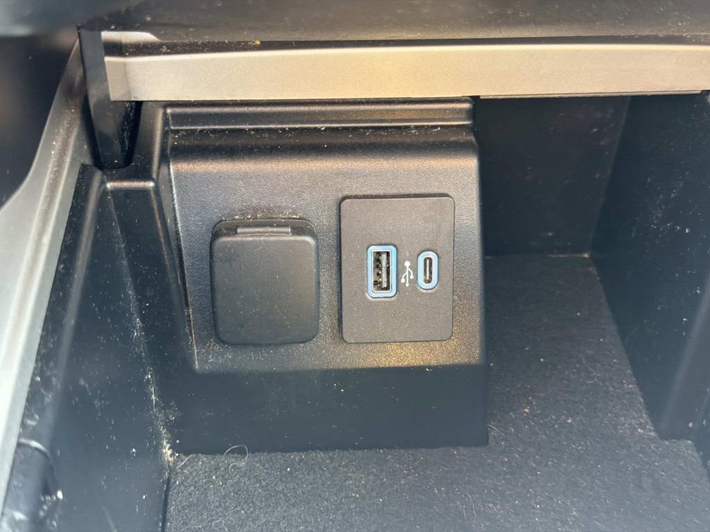 Used 2023 Ford Explorer XLT AWD/4WD image 31