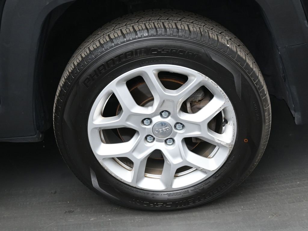 Used 2018 Jeep Renegade Latitude w/ Cold Weather Group image 36