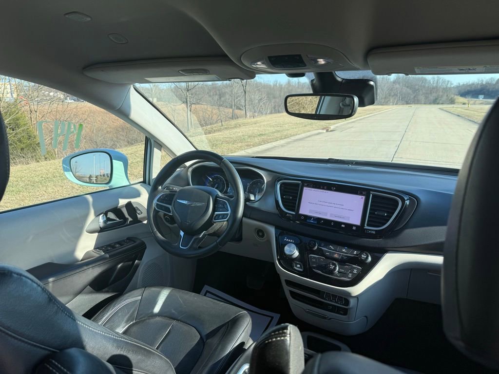 Used 2022 Chrysler Pacifica Touring-L image 17