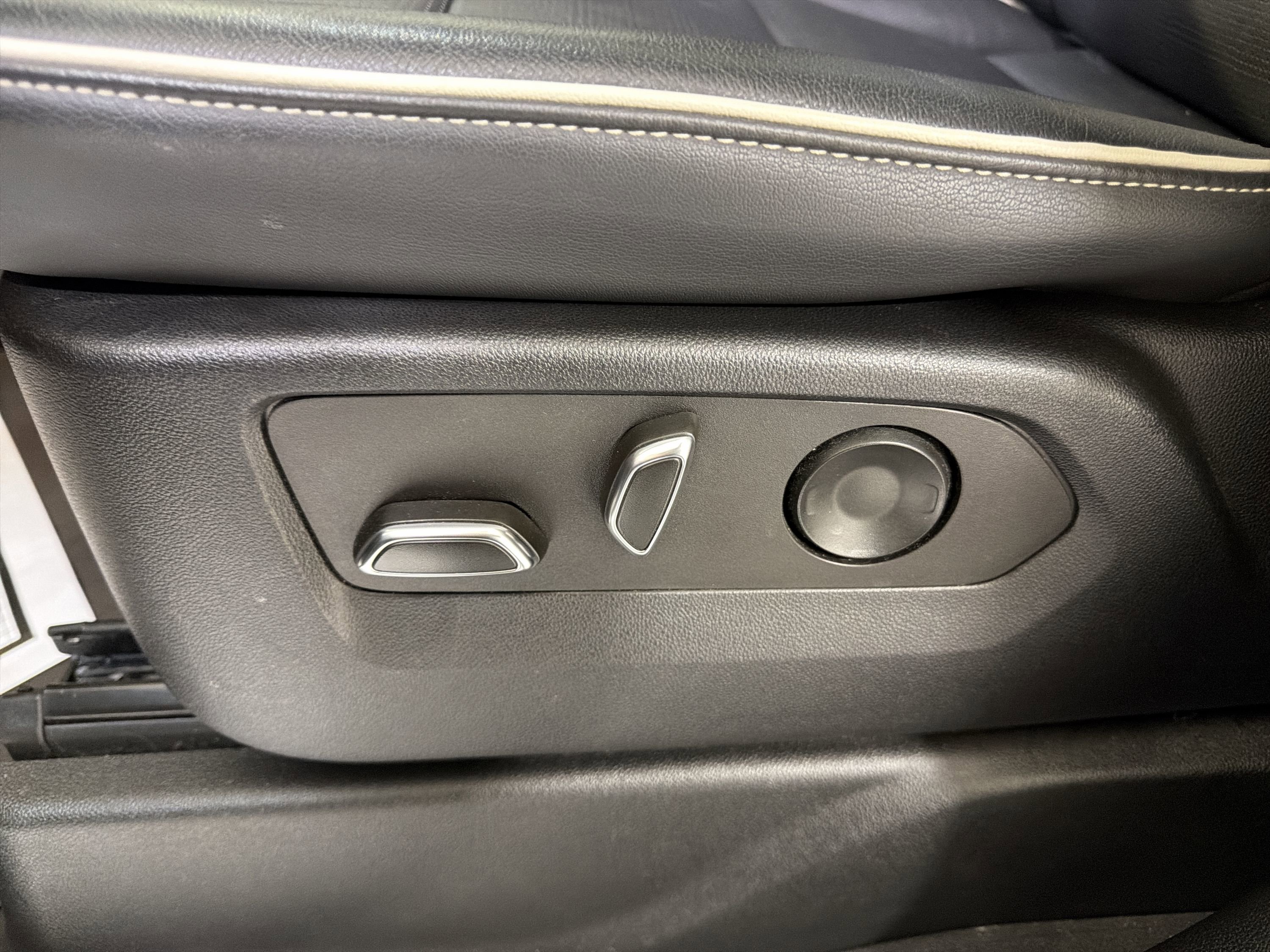 Used 2022 Cadillac Escalade Premium Luxury RWD image 11