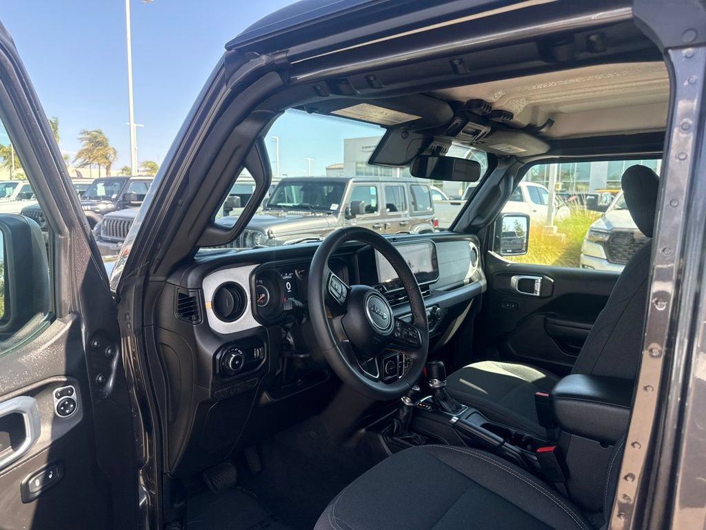 Used 2025 Jeep Wrangler Unlimited Sport AWD/4WD image 15