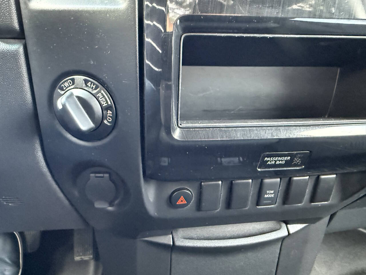 Used 2015 Nissan Titan SV AWD/4WD image 19
