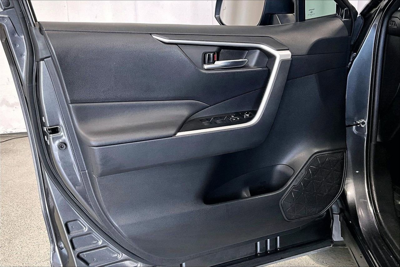 Used 2021 Toyota RAV4 XLE w/ Convenience Package image 25